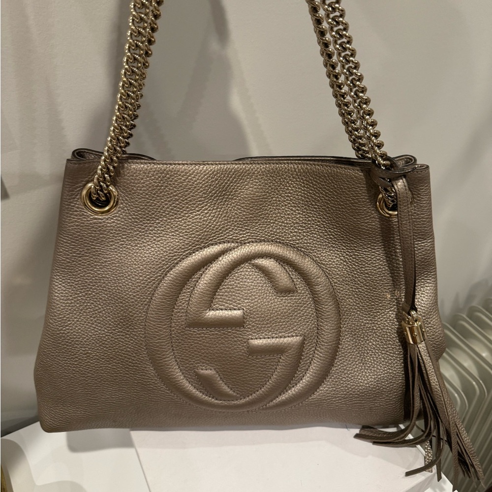 Gucci bag in pewter leather with chain detail strap.